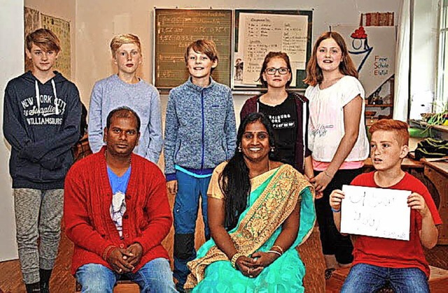 Die Mitarbeiter  Lakshmi (vorn Mitte) ...n besuchten die  Freie Schule Elztal.   | Foto: Schule