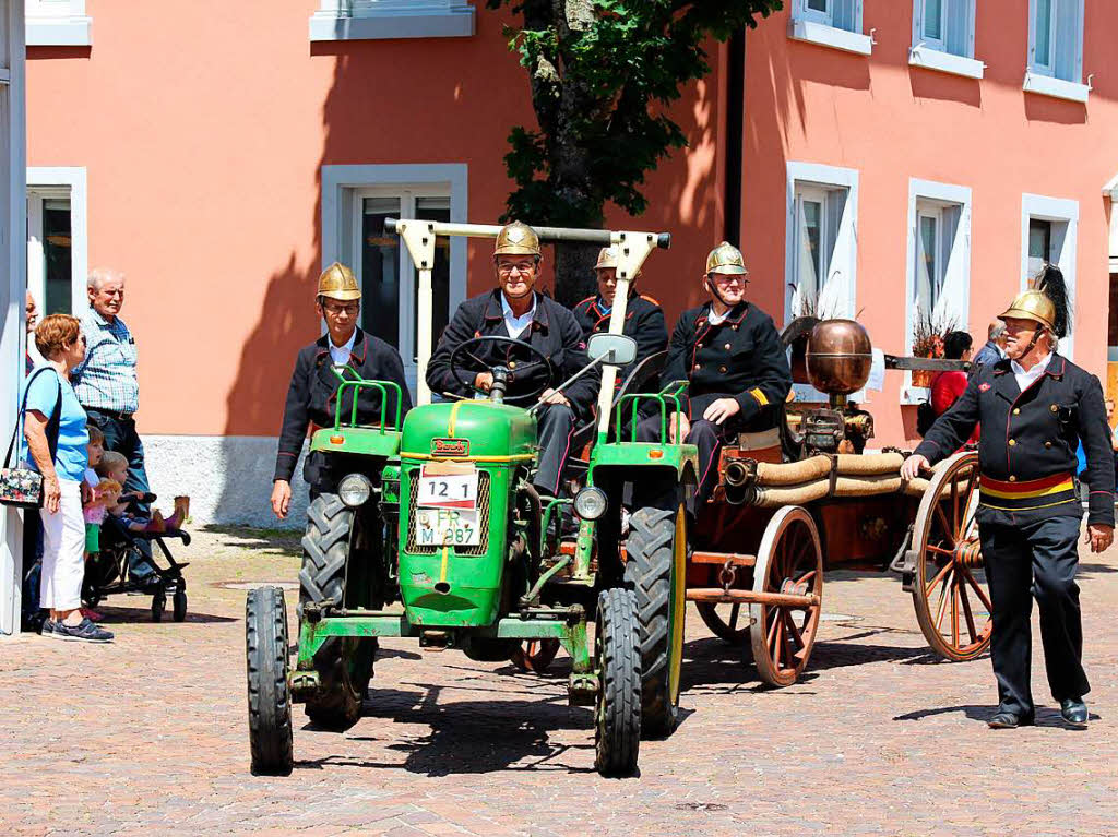 Auch die Wehr aus Ehrenkirchen kam mit historischem Spritzenwagen nach Kirchzarten.