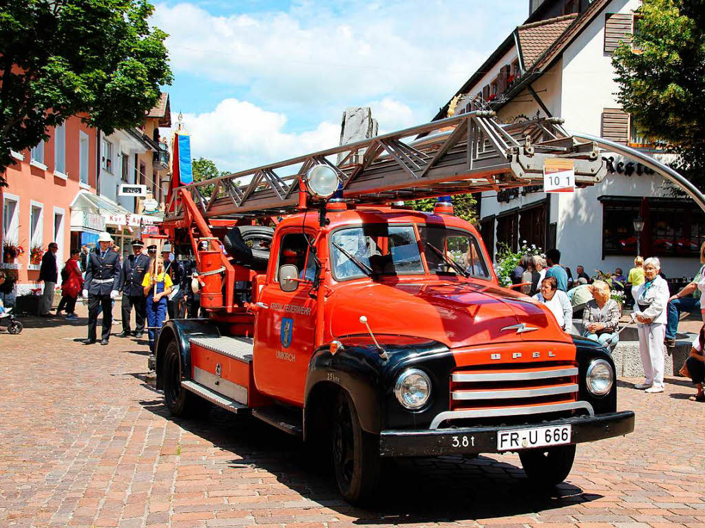 Ein Opel Blitz mit historischer Drehleiter aus Umkirch