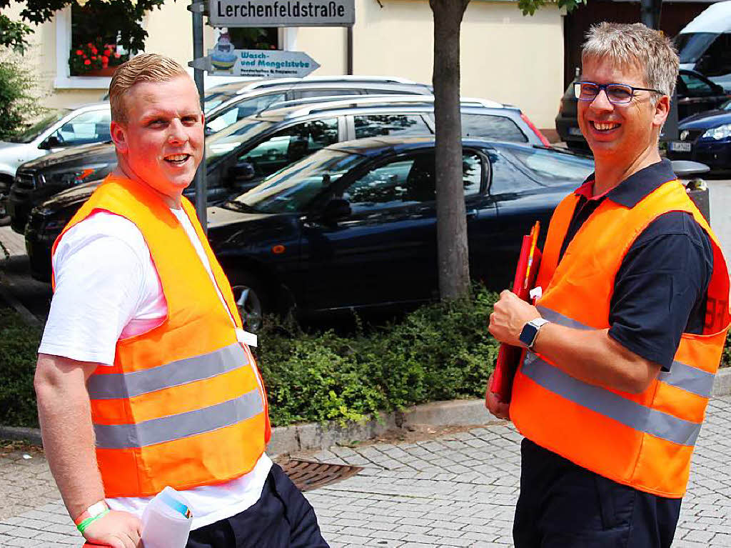 Ohne Helfer geht gar nichts – hier halfen Kameraden aus Titisee-Neustadt beim Absperren der Umzugsstrecke.