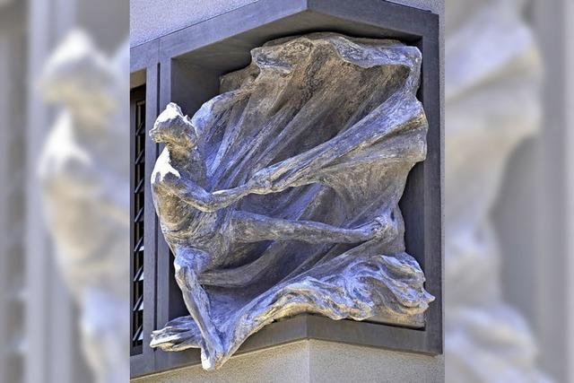 Eine Skulptur am neuen Offizialat erinnert an die legendäre Segeltour des Heiligen Raimund