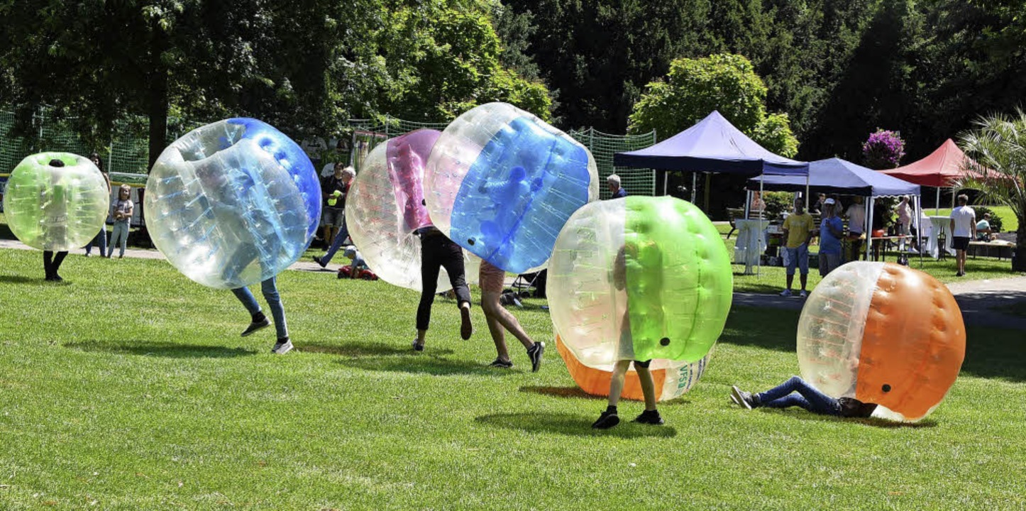 Das Jugendzentrum Breisacher Hof bot im Stadtgarten Bubble Soccer an.   | Foto: rita eggstein