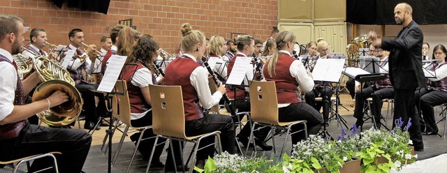 Mittendrin statt nur dabei: die Stadt-...rwehrmusik mit Dirigent Klaus Siebold   | Foto: Reinhard Herbrig