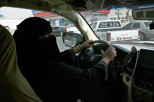 Mabkhoutah al-Mari fhrt zum ersten mal mit ihrem Auto zur Arbeit.  | Foto: dpa