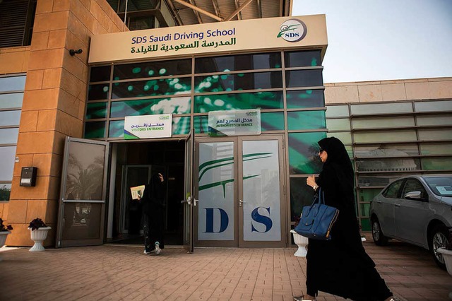 Das sollte nun fter zu sehen sein: Eine saudische Frau geht in eine Fahrschule.  | Foto: dpa