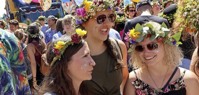 Dem Sonnentag und  bunten Umzug entspr...tag viele Teilnehmerinnen mit Blumen.   | Foto: Rita Eggstein