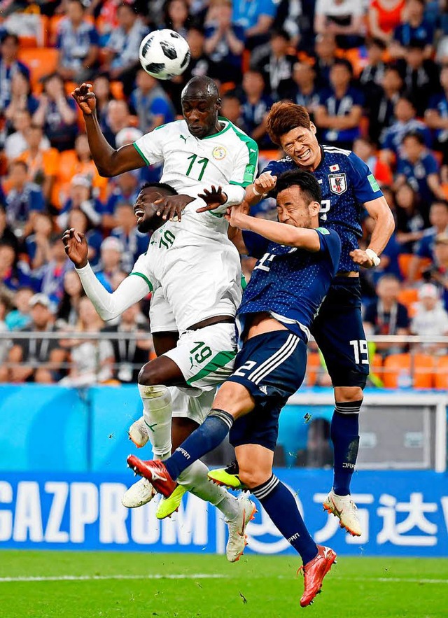 Hiroki Sakai aus Japan (rechts oben) u...nks oben) und M&#39;Baye Niang (links)  | Foto: dpa