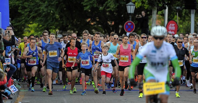 Nun laufen sie: Start beim Sonnwendlauf.   | Foto: Pressebro Schaller