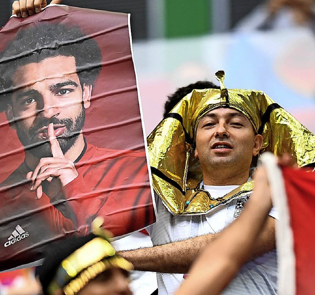 Ein  Fan mit einem Poster von Mo Salah  | Foto: AFP