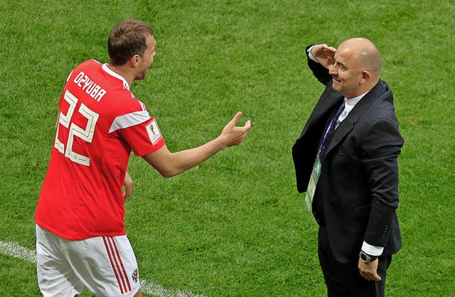 Der Chef salutiert vor seinem Spieler:...tschessow (rechts) und Artjom Dschjuba  | Foto: dpa