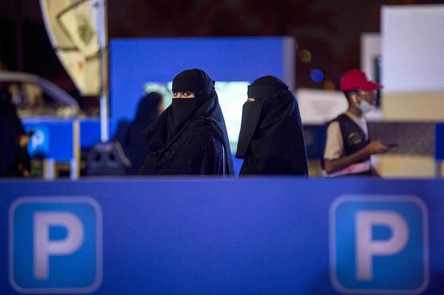 Saudische Frauen auf einem Parkplatz.  | Foto: dpa