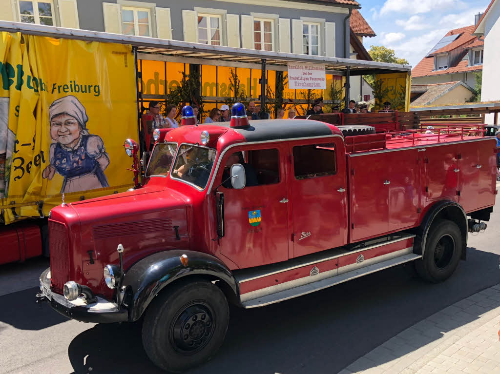 Alte und neue Wehrfahrzeuge sowie jede Menge Musik und Unterhaltung bot der groe Umzug zum Feuerwehrjubilum in Kirchzarten.