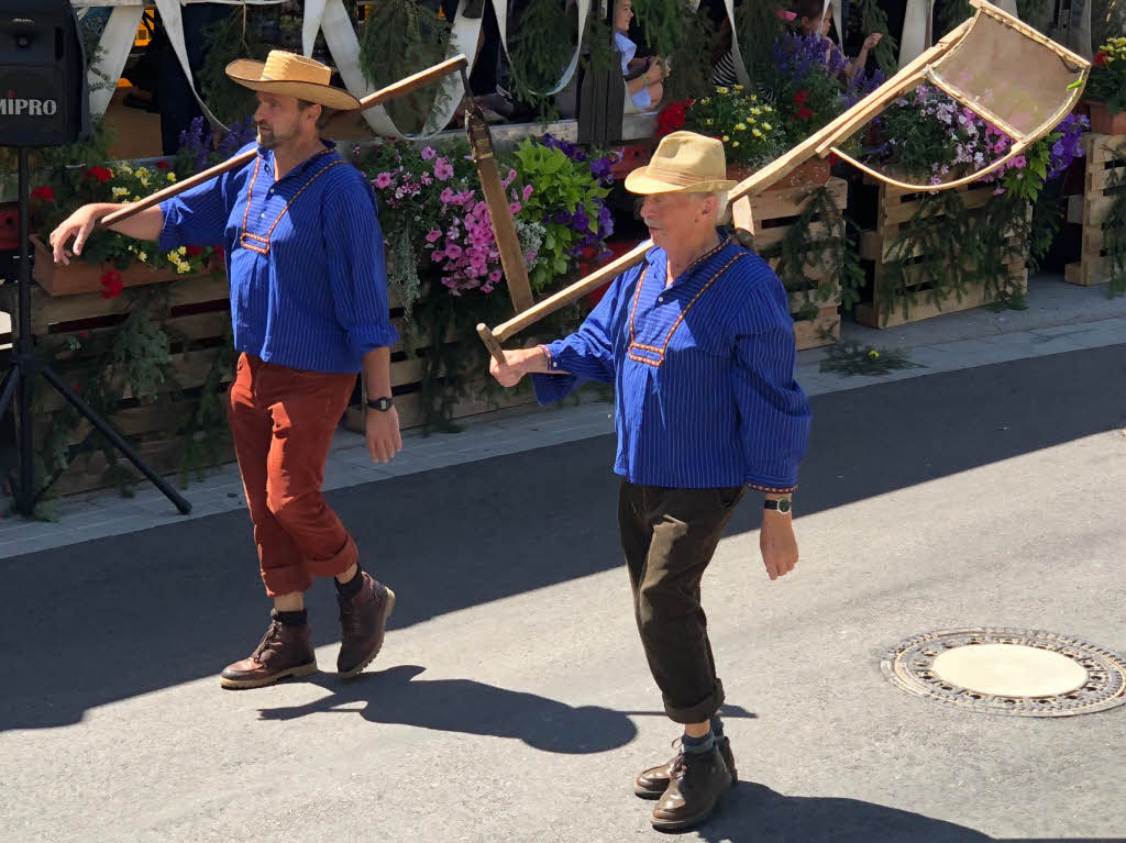 Alte und neue Wehrfahrzeuge sowie jede Menge Musik und Unterhaltung bot der groe Umzug zum Feuerwehrjubilum in Kirchzarten.