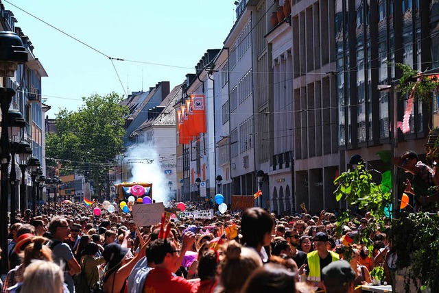 8000 Menschen feiern und demonstrieren beim CSD in Freiburg.  | Foto: Miroslav Dakov