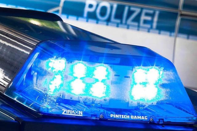 Alkoholisierter Radfahrer strzt und beleidigt Polizisten