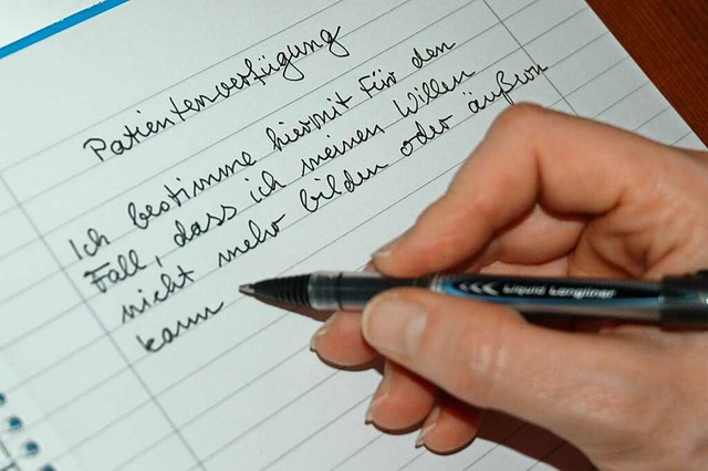 Handschriftlich geht auch: Patientenverfgungen mssen nicht getippt sein.  | Foto: Britta Wieschenkmper