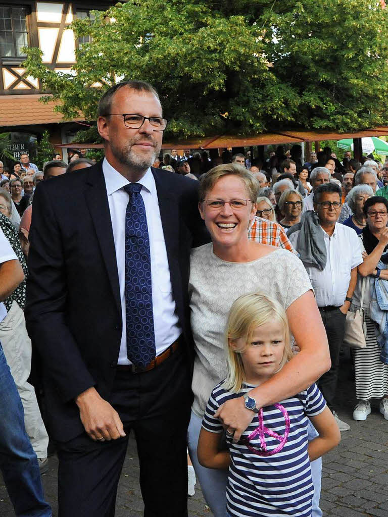 Freudestrahlend - der Wiedergewhlte Harald Lotis mit Frau und Tochter