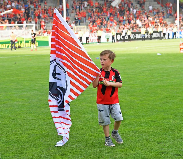 Er kann es kaum erwarten, bis er wiede...farben des SC Freiburg schwenken kann.  | Foto: Achim Keller
