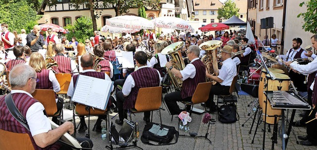 Hochbetrieb herrschte beim Platzkonzer...Musikvereins Bahlingen auf der Laube.   | Foto: Helmut Hassler