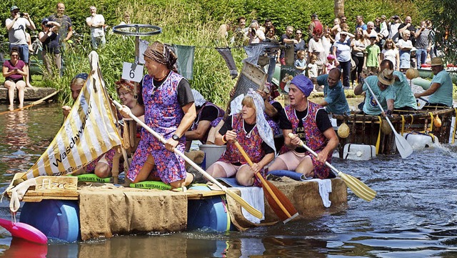 Mit selbstgebauten Booten wagten sich die Teams bei der Elzregatta aufs Wasser.  | Foto: Michael Haberer