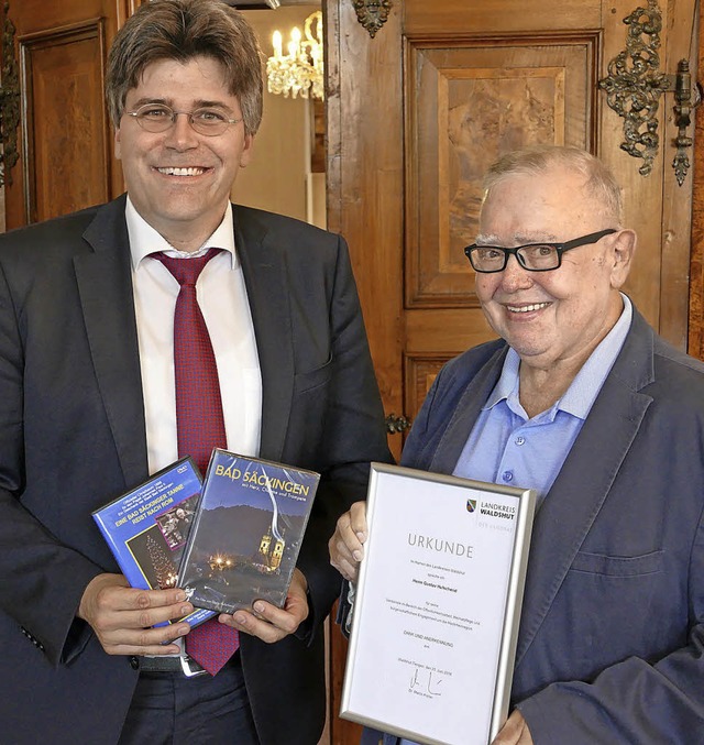 Gustav Hufschmid (rechts) bekommt von ...genzug zwei Streifen des Filmemachers.  | Foto: Martin Kpfer