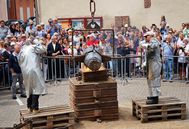 Zahlreiche Zuschauer verfolgten vor de...ie  Bronze in die Glockenform fliet.  | Foto: Julius Wilhelm Steckmeister