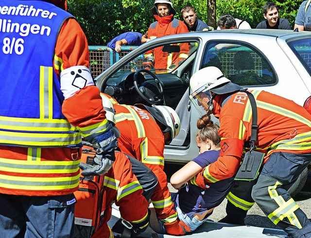 Im Einsatz frs Leistungsabzeichen: Fe... vermeintlich verletzte Autofahrerin.   | Foto: Lck