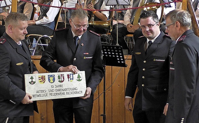 Feierliche bergabe der Gedenktafel zu...fhrer der Altersabteilung, Peter Bach  | Foto: Peter Umstetter