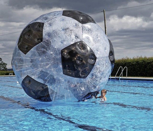 Der Zorbingball ist  eine groe Attrak...  bei frischen 16 Grad Celsius liegt.   | Foto: Florian Schlosser