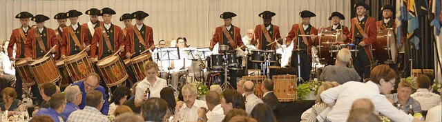 Mit strammem Trommelspiel marschierte  das Tambourencorps beim Galaabend ein.   | Foto: Horatio Gollin