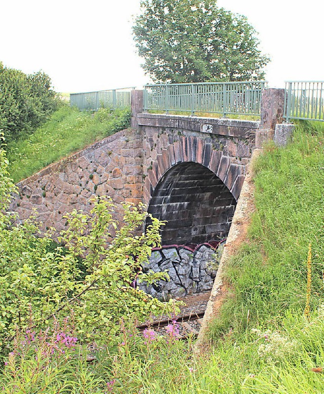 Die Bahnbrcke am Oberwiesenweg wird a...em Abbruch nichts mehr entgegen steht.  | Foto: Christa Maier