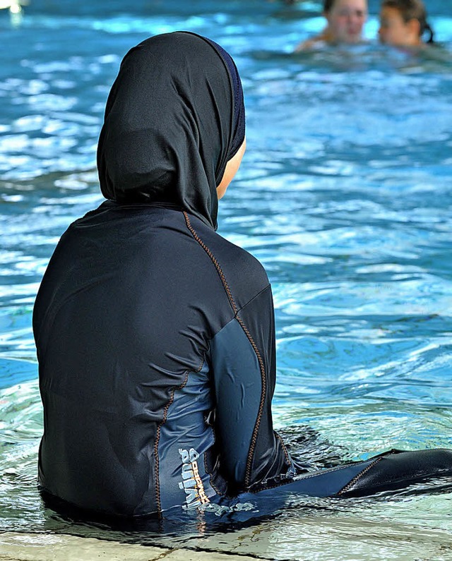 Eine muslimische Schlerin in einem Ganzkrper-Badeanzug  | Foto: dpa