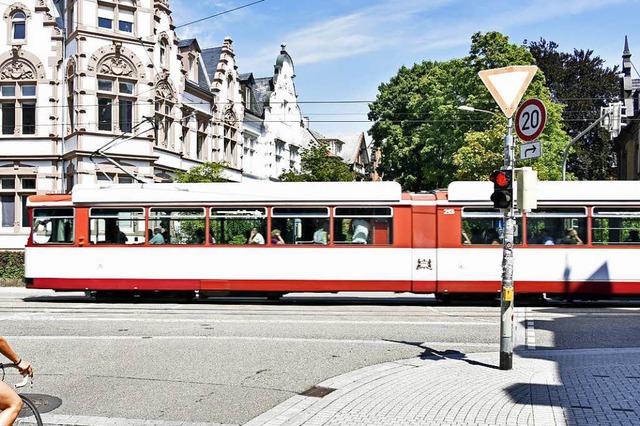 So sollte es eigentlich sein: Die Bahn...zt die Strae und der Verkehr hat rot.  | Foto: Michael Bamberger