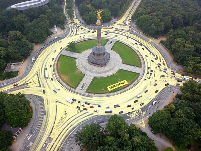 Die Straen rund um den Groen Stern an der Siegessule sind gelblich gefrbt.  | Foto: dpa