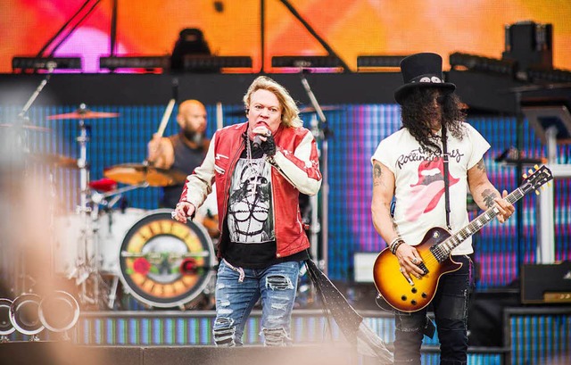 Axl Rose (links) und Slash beim Auftritt in Mannheim   | Foto: Markus Mertens