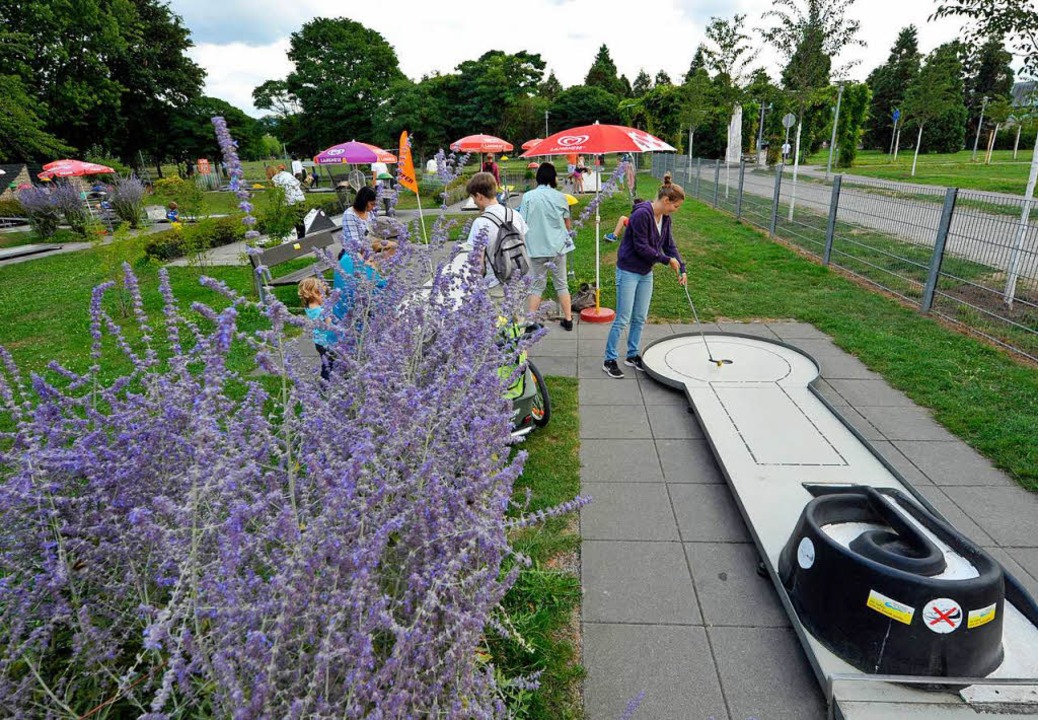 Die kleinste Minigolfanlage Freiburgs liegt im Seepark.  | Foto: Michael Bamberger
