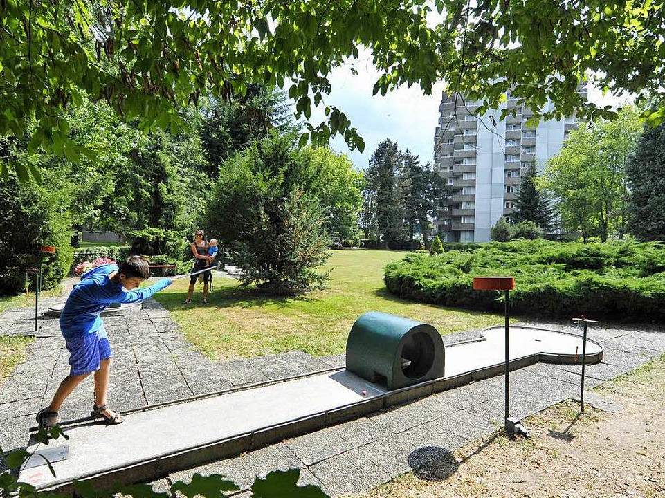 In Landwasser spielen Minigolf-Fans direkt am See  | Foto: Michael Bamberger