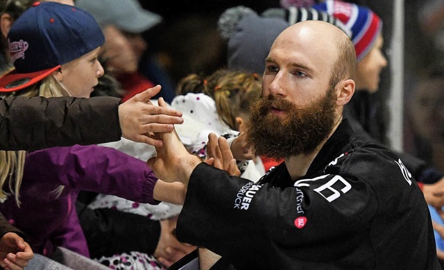 Philip Riele  beim Abklatschen nach einem Spiel in der Franz-Siegel-Halle   | Foto: Patrick Seeger/privat