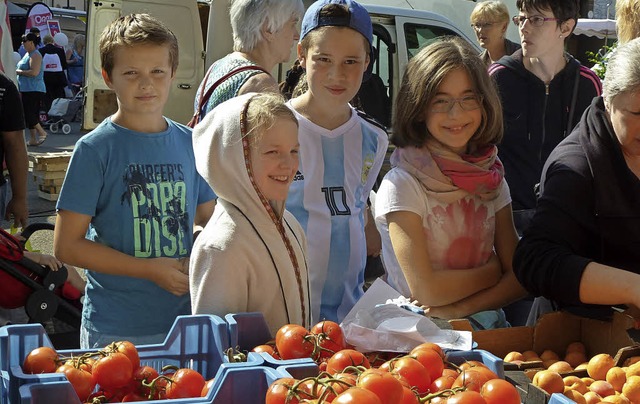 Waldkircher Kinder kaufen Gemse auf dem Markt in Slestat.  | Foto: Privat