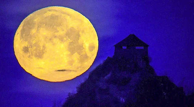 Der Mond &#8211; hier fotografiert ber Ungarn   | Foto: dpa