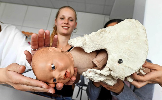 In der Karlsruher Hebammenschule wird mit einer Puppe gebt.   | Foto: dpa