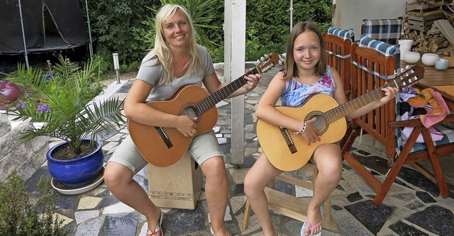 Agnieszka Jordan (links) und Jule Beck  beim gemeinsamen Gitarre ben.   | Foto: Sabine Dambacher