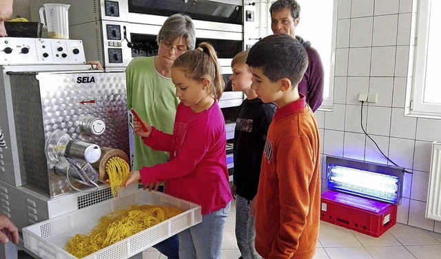 Die Kinder durften die Spaghetti abschneiden.   | Foto: PRivat