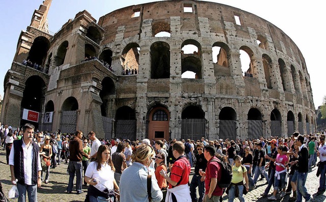 Touristenschlangen vor dem Kolosseum in Rom   | Foto: dpa