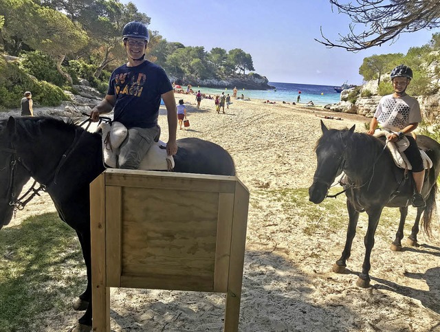 Marc Ziegler (rechts)  hoch zu Ross an einem tollen Strand.   | Foto: Privat