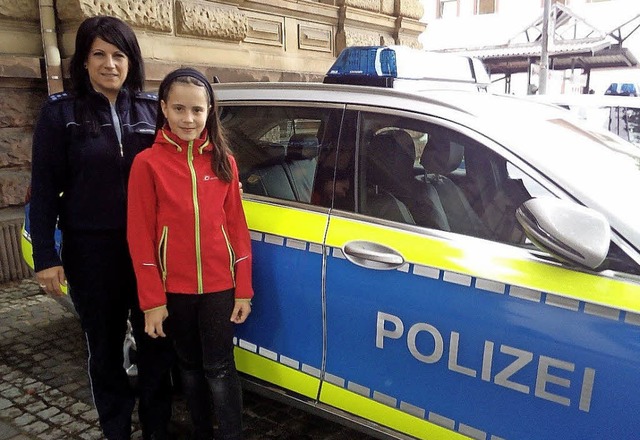 Zisch-Reporterin Hedda Bortchen und Po... vor einem Streifenwagen der Polizei    | Foto: Privat
