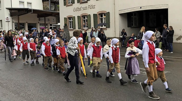 Die Kinder marschieren als Vreneli und Hanseli durch den Ort.   | Foto: Privat