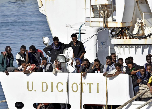 Tglich sind Flchtlinge auf dem Mitte...900 Menschen aus Seenot gerettet hat.   | Foto: dpa