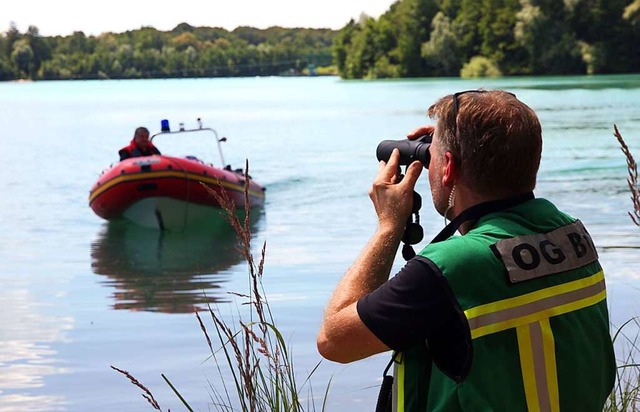 Die Suche nach dem untergegangenen Schwimmer im Waltersweirer Baggersee luft.  | Foto: Peter Heck