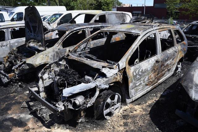 In Freiburg-Hochdorf haben in der Nacht auf Dienstag 13 Autos gebrannt